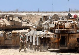 Tanques israelíes desplegados cerca de la valla fronteriza con la Franja de Gaza.