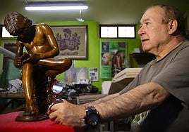 El riosecano Ángel Martín observa su escultura del Niño de la espina