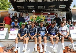 Podio de ganadores, con Álvaro Sansano de amarillo, en el centro.