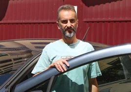 Sergio Cardeñosa, en su coche eléctrico de segunda mano.