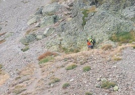 Moomento del rescate al montañero en el pico Curavacas, el sábado por la tarde.