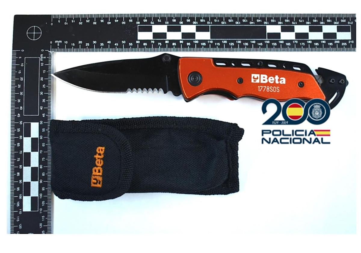 Navaja intervenida por la Policía Nacional al detenido.