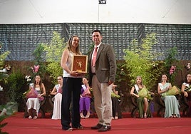 Odile de la Fuente, con el alcalde de Herrera.