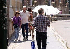 Un hombre se protege del sol con un paraguas, hace unos días en Valladolid.