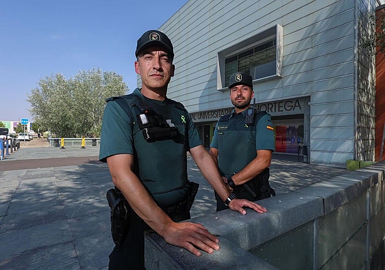 Los guardias civiles José Manuel M. e Ismael N., en las puertas del Río Hortega, después de trasladar de urgencia a un niño atropellado.