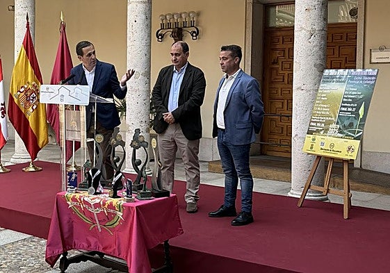 A la izquierda Conrado Íscar (presidente de la Diputación de Valladolid), en el centro Manuel Heredia (presidente de la Delegación Territorial de Fútbol de Valladolid) y a la derecha Alberto Sanz (alcalde de Valdestillas).
