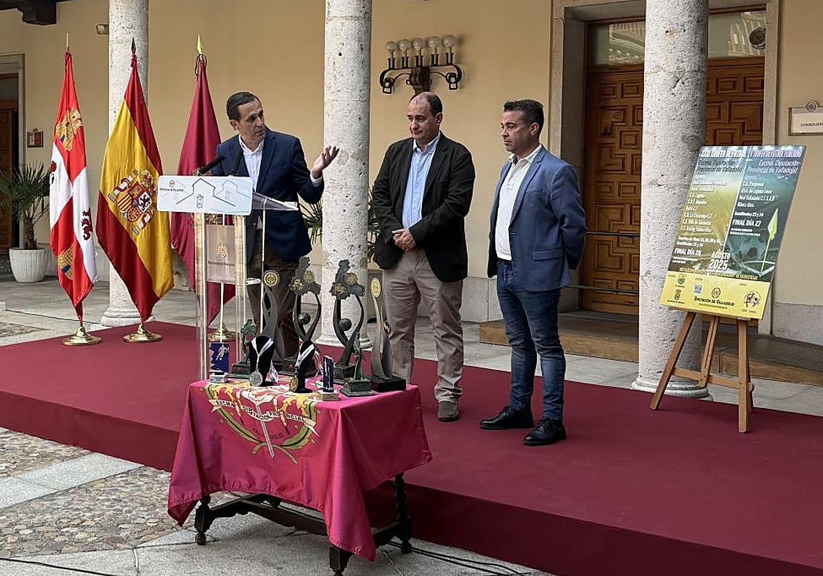 A la izquierda Conrado Íscar (presidente de la Diputación de Valladolid), en el centro Manuel Heredia (presidente de la Delegación Territorial de Fútbol de Valladolid) y a la derecha Alberto Sanz (alcalde de Valdestillas).