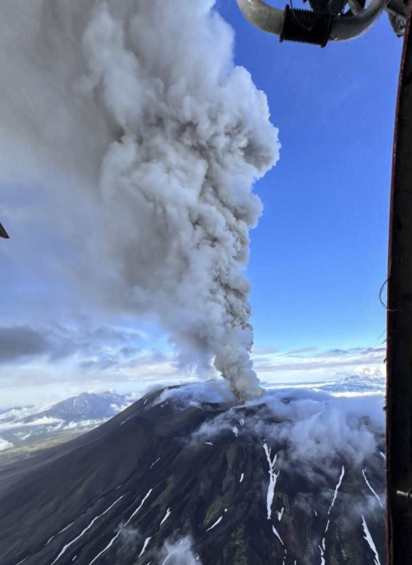 El volcán ruso Krasheninnikov entra por primera vez en erupción desde hace 600 años.