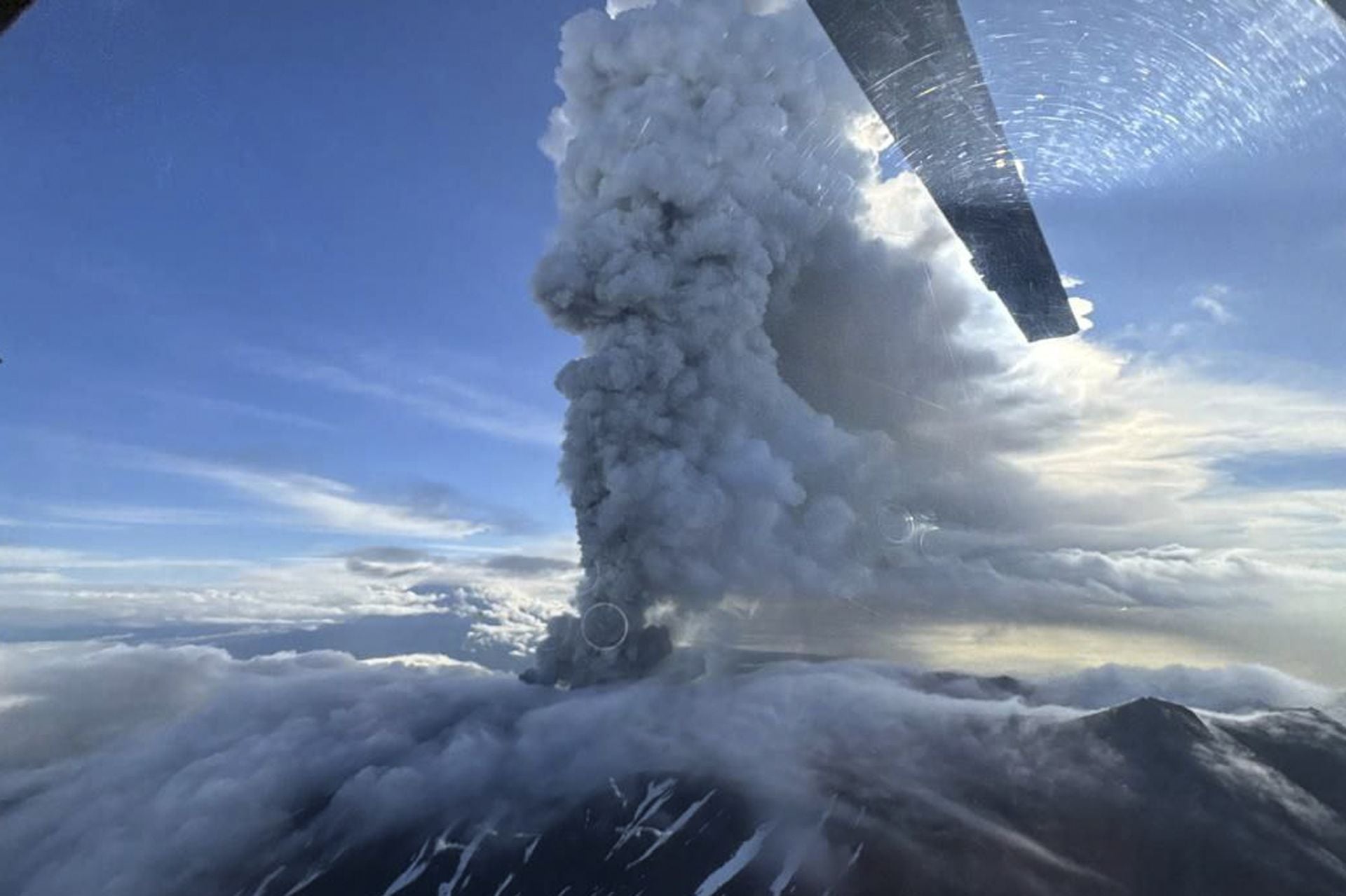 Las impresionantes imágenes de los volcanes en erupción de Rusia e Indonesia