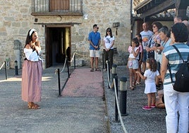 El público escucha a la actriz junto al Museo Rodríguez Bustos de Torquemada.