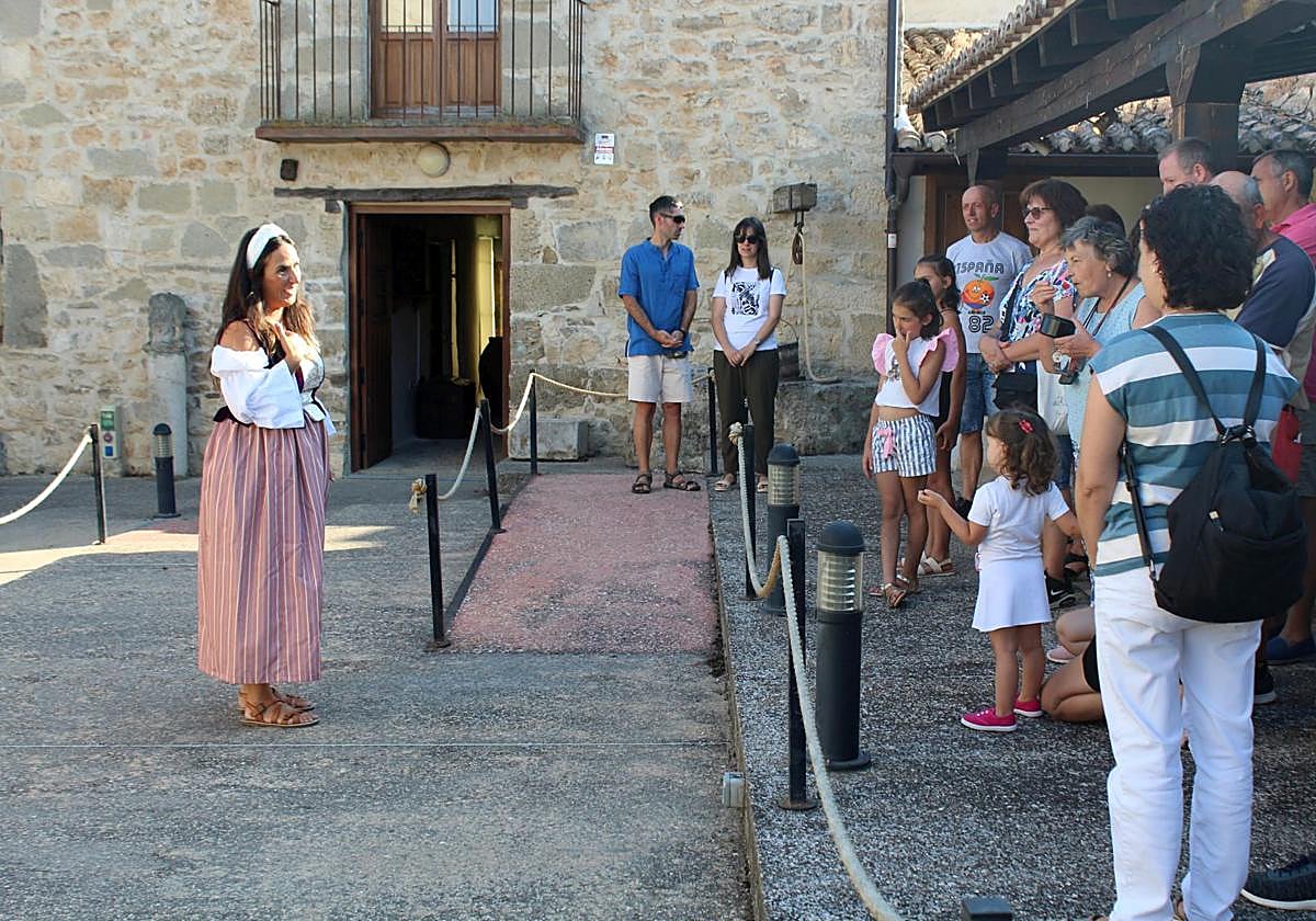 El público escucha a la actriz junto al Museo Rodríguez Bustos de Torquemada.