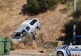 Vehículo caído desde la pasarela tras el accidente.