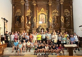 Foto de recuerdo de los participantes en la visita en el interior de la ermita