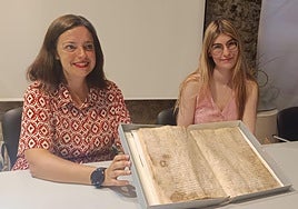 Maite Sánchez y Lucía Velasco presentan el documento restaurado.