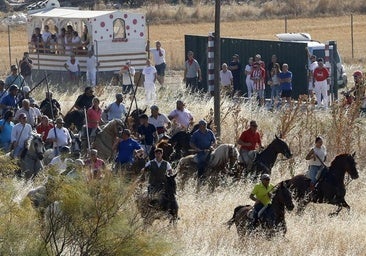 Cinco heridos al volcar su vehículo durante el encierro a caballo de Íscar