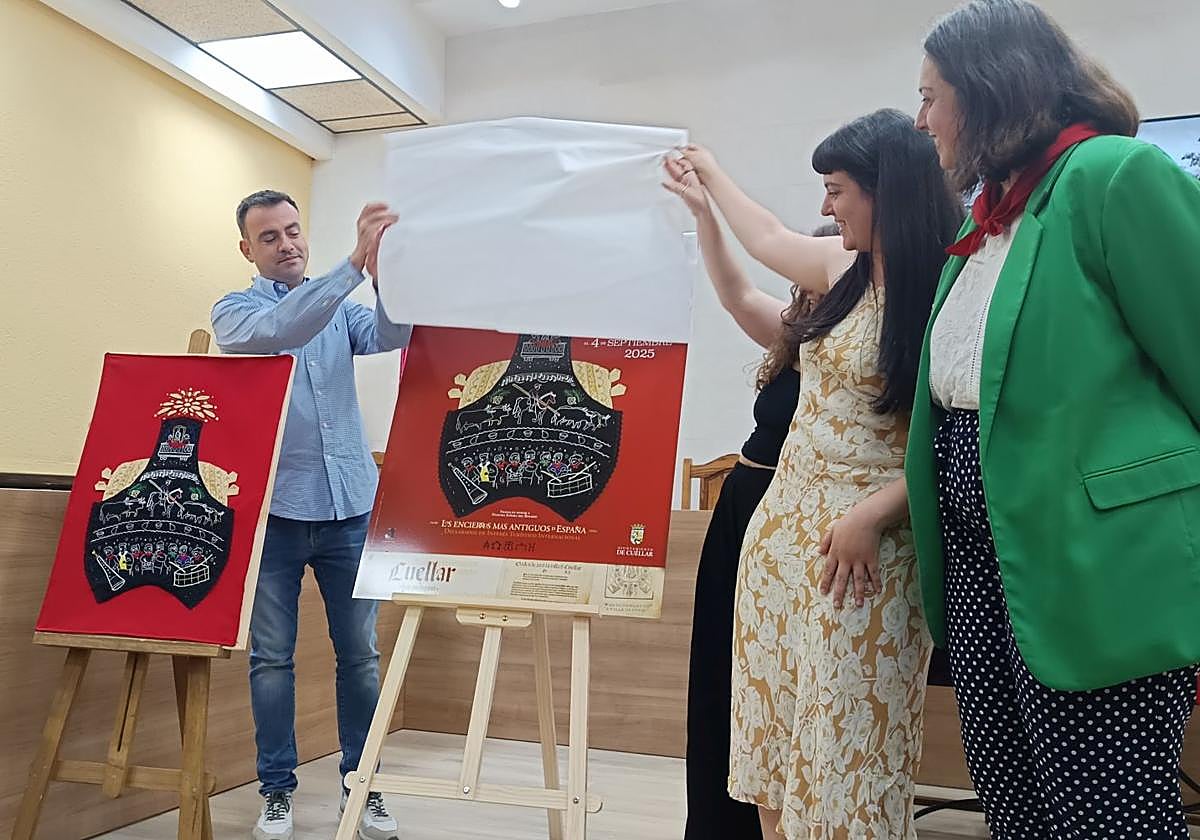 Momento en que el alcalde descubre el cartel.