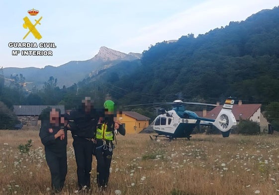 Rescatan en helicóptero a un inglés de 21 años con deshidratación en un pueblo de León