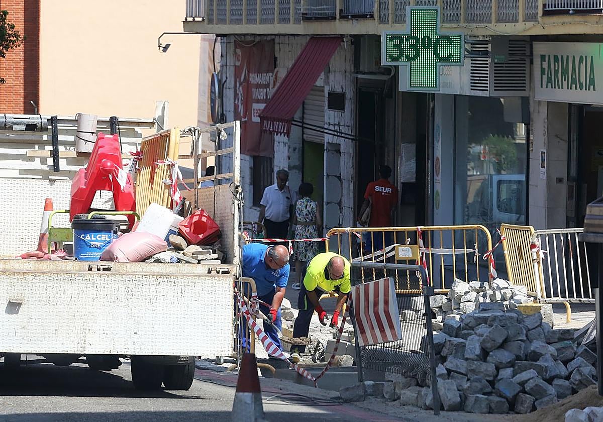Trabajadores en las obras de reparación de tuberías de la calle Ezequiel González.