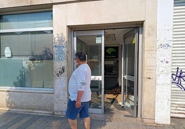 El «estado insalubre» de un cajero usado por personas sin hogar preocupa a los vecinos en Delicias