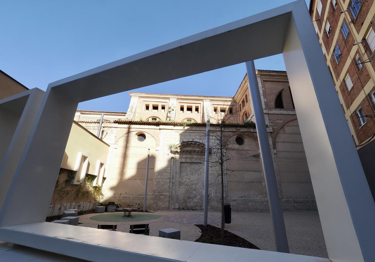 La plaza Francisco de Praves sobrevive al vandalismo cuatro meses después de su apertura