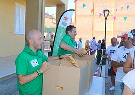 Roberto Martín, durante el reparto de pan, queso y vino el día de San Roque.
