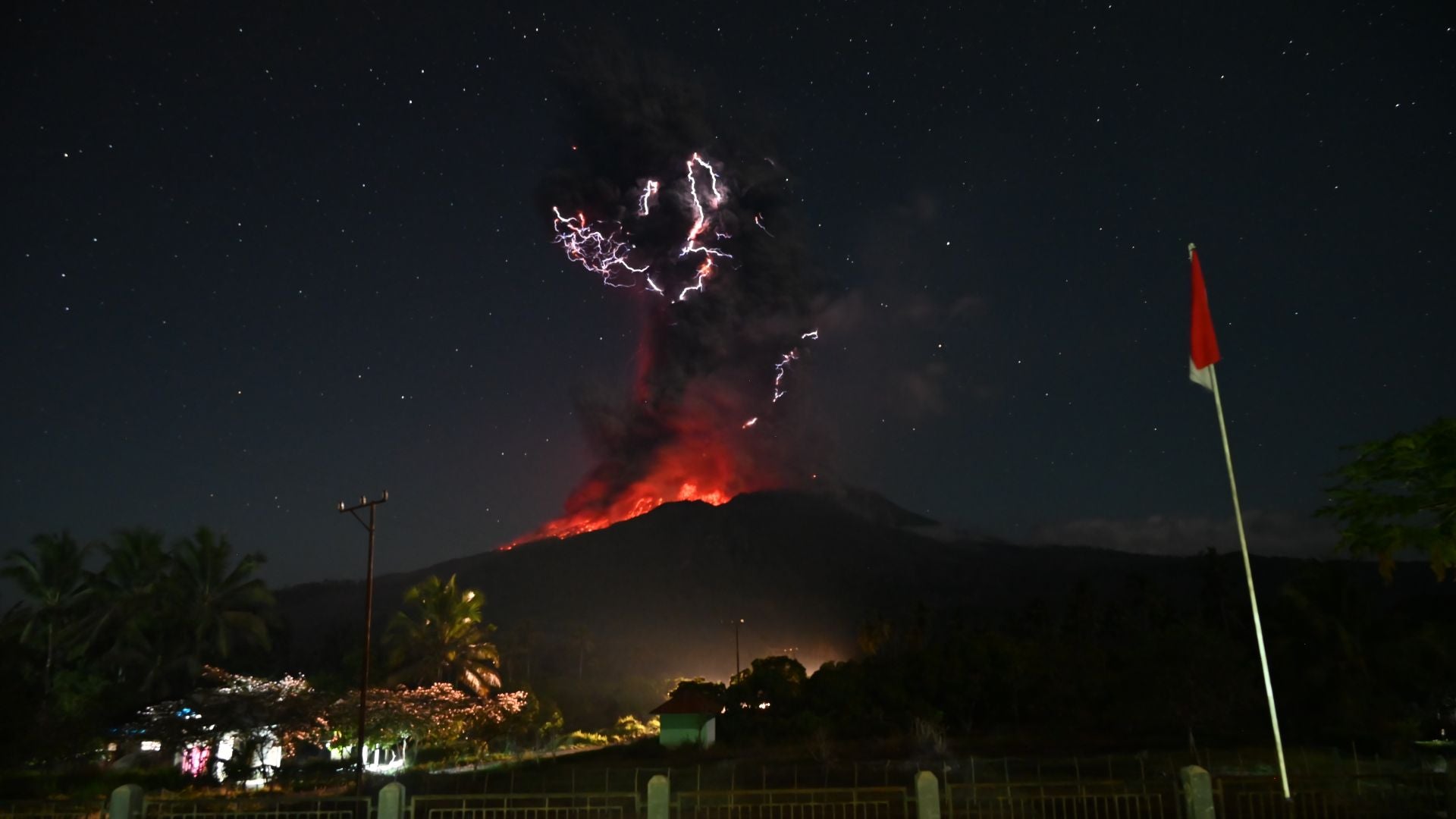 Nueva erupción del volcán Lewotobi Laki-Laki, en la isla oriental de Flores, en Indonesia, 