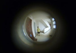 Imagen de archivo que simula el efecto que ve una persona que se asoma a la mirilla de la puerta de su vivienda.