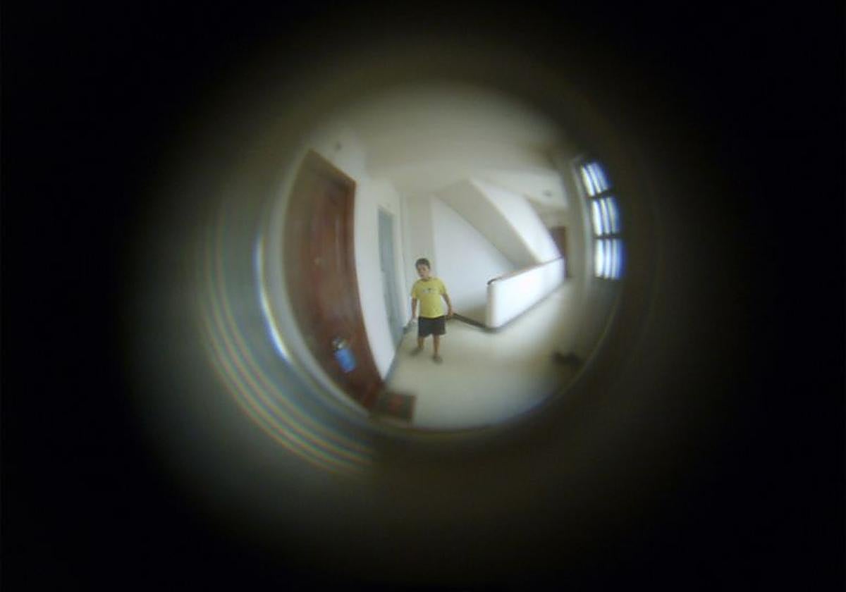 Imagen de archivo que simula el efecto que ve una persona que se asoma a la mirilla de la puerta de su vivienda.