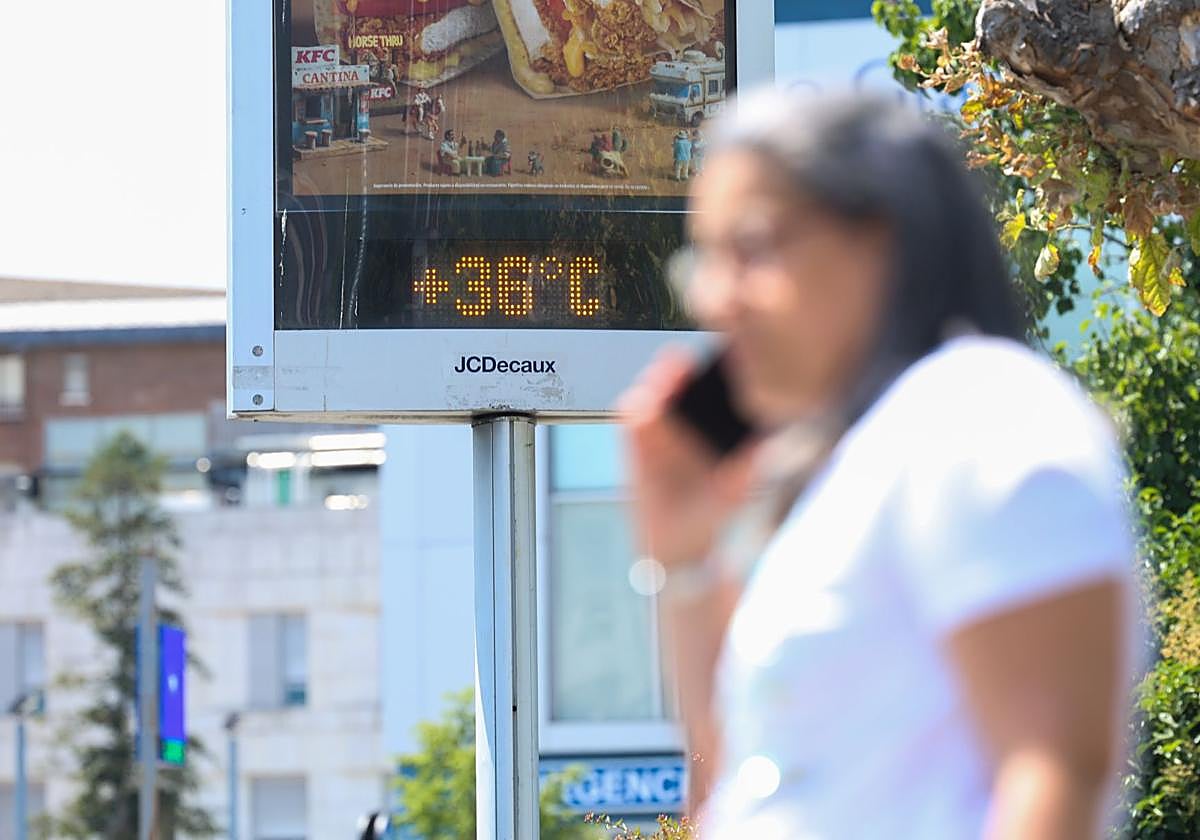 Termómetro situado en la zona de la plaza Colón de Valladolid en plena ola de calor.