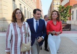 El consejero, entre la presidenta de la Diputación, y la directora general de Vivienda, llega a Palencia.