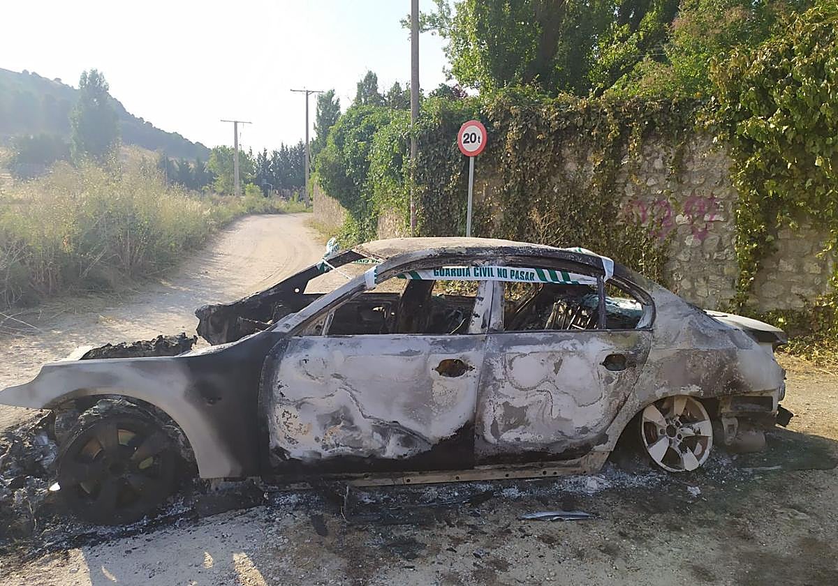Estado en el que encontraron el BMW en un camino de la localidad de Corcos.