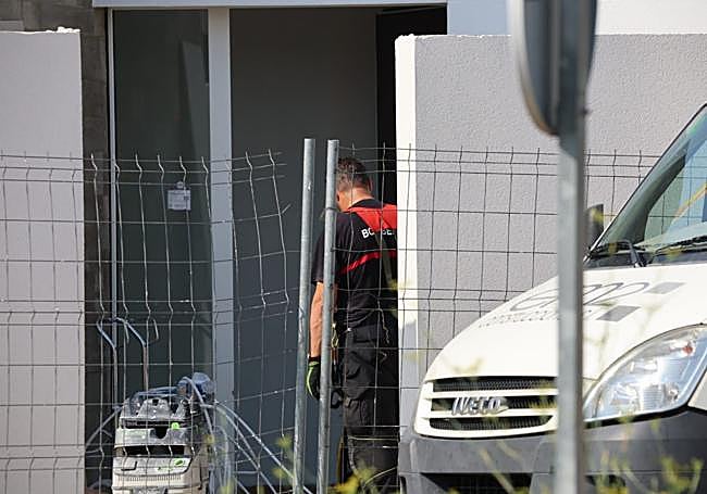 Un bombero en plenas labores de ventilación.