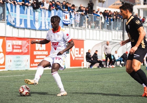 Ayán Galván controla el balón en un partido con el CA Antoniano.