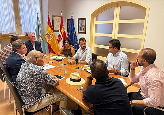 Un momento de la reunión entre ediles y empresarios mantenida en la Alcaldía.