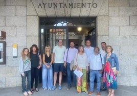 Los diez concejales que han votado a favor de la moción de censura en Béjar con Antonio Cámara, en el centro, ya nuevo alcalde de Béjar.