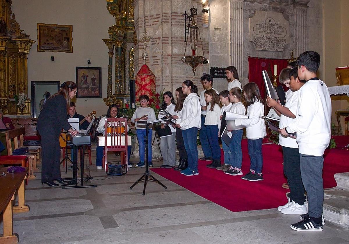 Un momento de la actuación de la nueva escolanía.