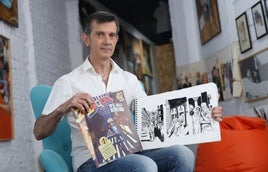 Santiago Bellido, dibujante y coguionista de Zaquiel, posa con el boceto de la calle Platerías.