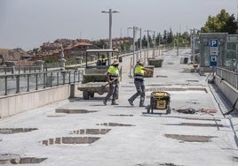 Operarios en la avenida Padre Claret, este martes.