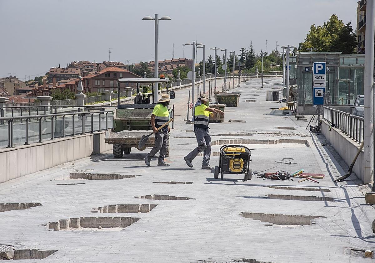 Operarios en la avenida Padre Claret, este martes.