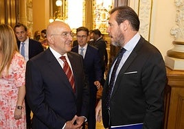 El alcalde de Valladolid, Jesús Julio Carnero, charla con el ministro Óscar Puente en el Ayuntamiento de Valladolid.