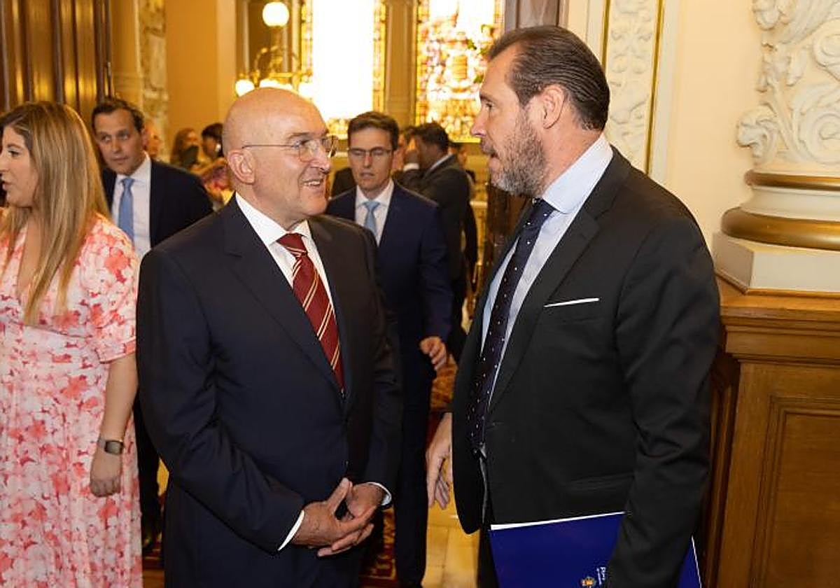 El alcalde de Valladolid, Jesús Julio Carnero, charla con el ministro Óscar Puente en el Ayuntamiento de Valladolid.