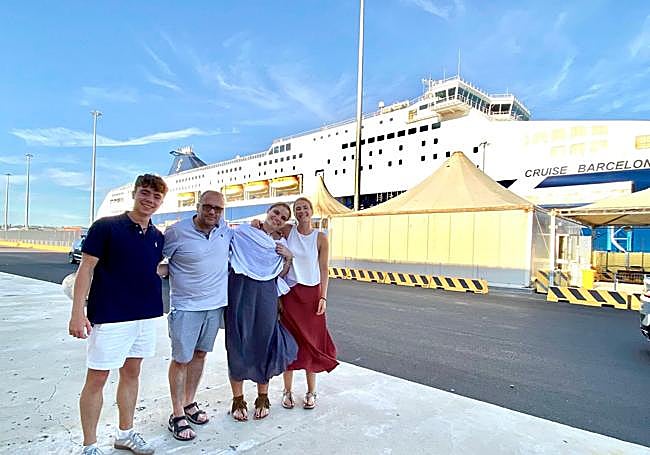Los jóvenes palentinos Juan, Ana y María, con Pedro Brouilhet, segundo por la izquierda, delegado diocesano de pastoral con jóvenes.