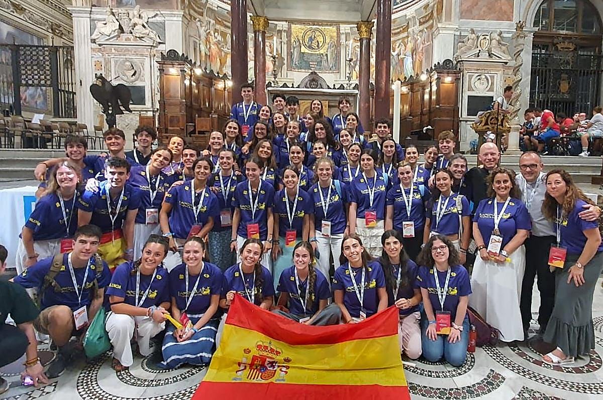 Grupo de jóvenes palentinos que se desplazó a Roma para vivir el primer Jubileo del nuevo Papa.