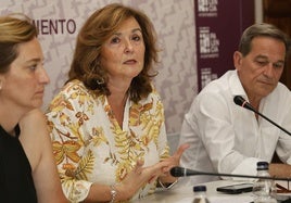 Sonia Lalanda, acompañada del concejal Emilio Polo y de la secretaria del partido, Sandra González, este martes en el Ayuntamiento de Palencia.