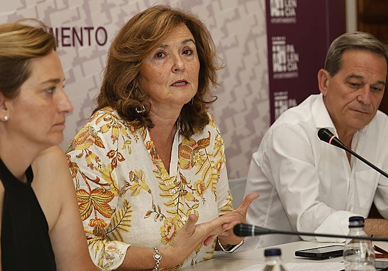 Sonia Lalanda, acompañada del concejal Emilio Polo y de la secretaria del partido, Sandra González, este martes en el Ayuntamiento de Palencia.