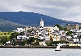 Velero en Castropol, en la frontera entre Asturias y Galicia, en una imagen de archivo.