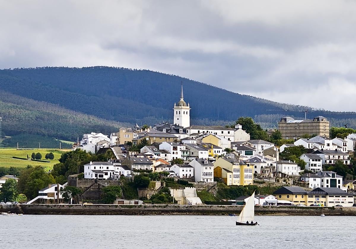 Velero en Castropol, en la frontera entre Asturias y Galicia, en una imagen de archivo.