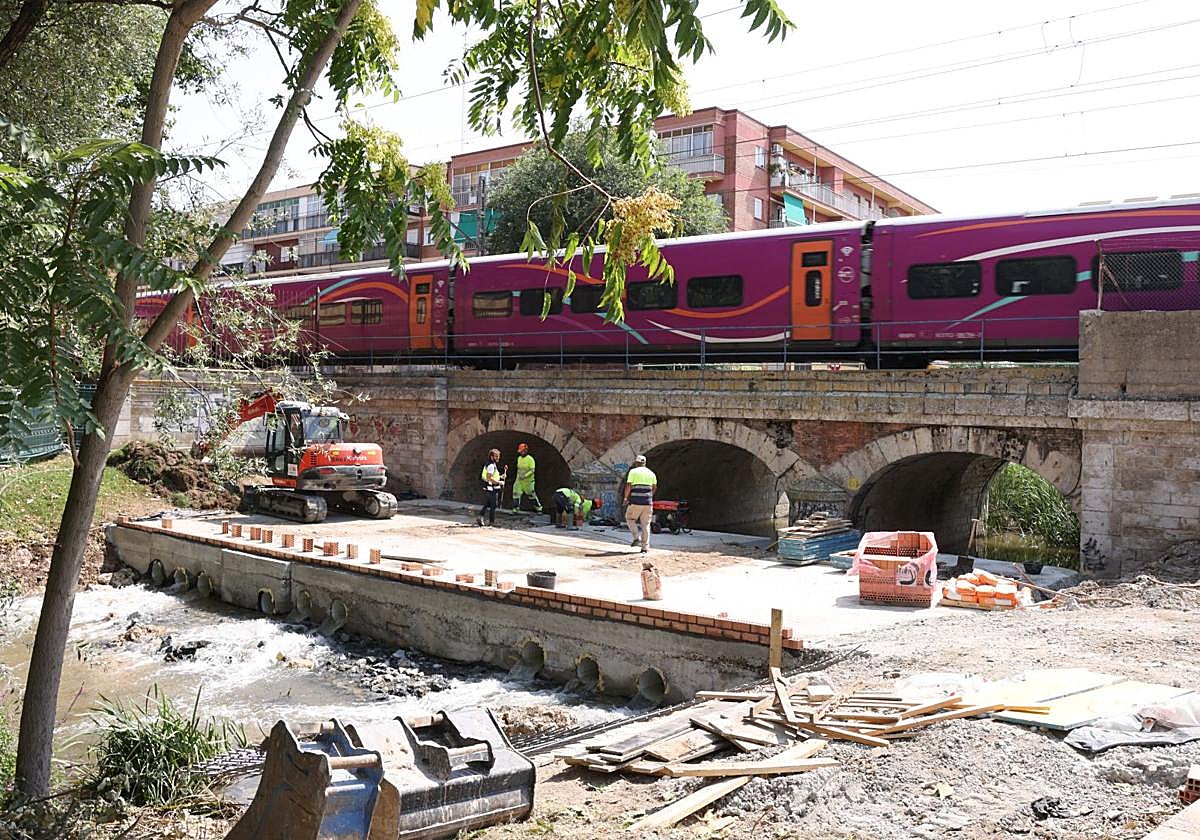 Obras de la ampliación de las vías de Adif sobre el Esgueva en Valladolid.