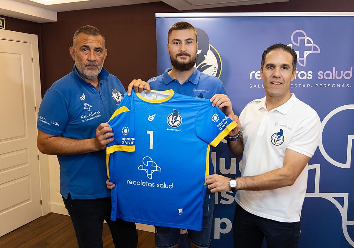 Pisonero y Arranz acompañan a 'Stepo' en su presentación como jugador del Recoletas.