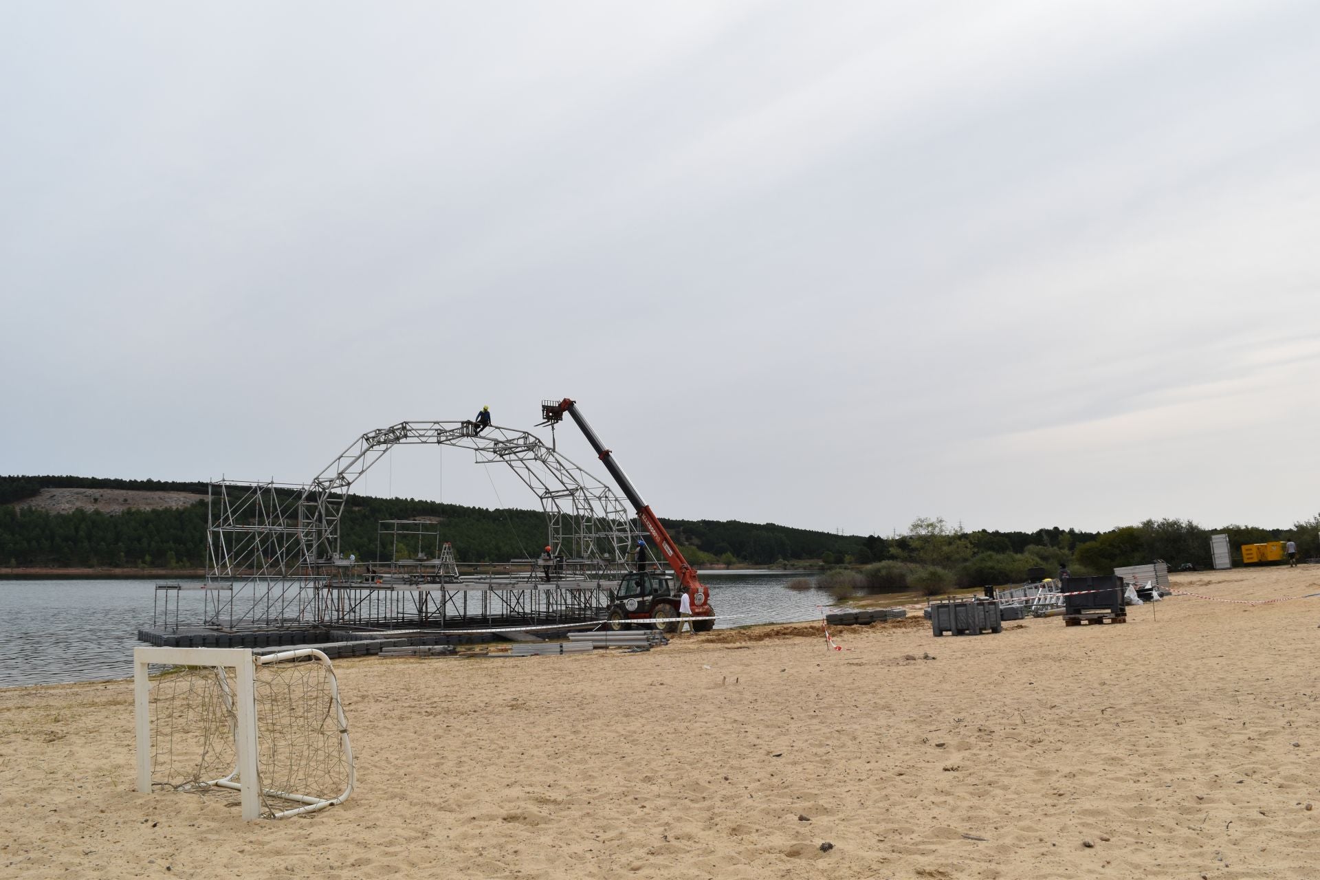 Un escenario flotante único en la &#039;playa&#039; de Aguilar